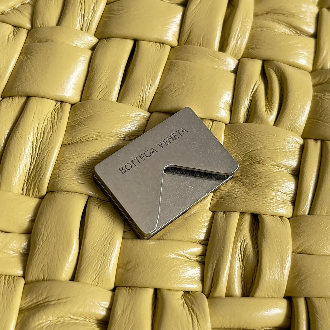 Batch 2360 BOTTEGA VENETA's new RUMPLE MESSENGER handbag and crossbody bag. Same style for men and women. Silk scarf pleated weaving technology, very artistic beauty. Good-looking bags for both men and women. Inverted triangle metal buckle. Stylish and stylish. The pleated technology feels great. Adjustable length. Can be worn on one shoulder or crossbody. Ribbon weaving + the latest rumple bag type is different from the traditional small square and large square weaving. This weaving method enhances the delicacy and luster of the leather by amplifying the texture of the leather. It subverts the tradition with a new technique and gives the woven bag a new image. The most luxurious craftsmanship. Practical and versatile. Only by wearing it yourself can you experience its lightness and comfort. Style number: 787113 Size: 21*14*5cm